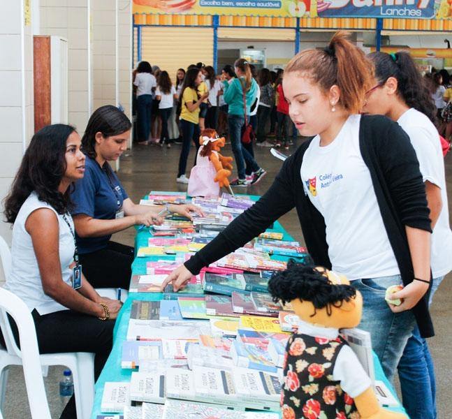 Exposição de novos livros estimula o gosto pela leitura no Vieirinha