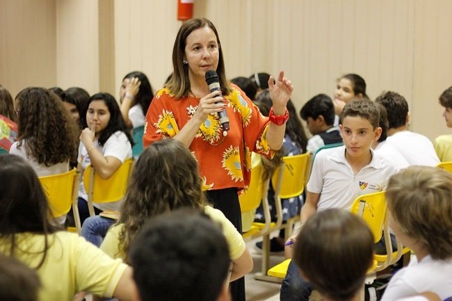 Escritora Leusa Araujo participa de encontro com alunos do 7º ano EF
