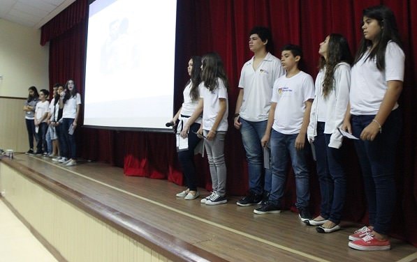 Alunos do 8º ano EF apresentam seminários para a FIC 2016