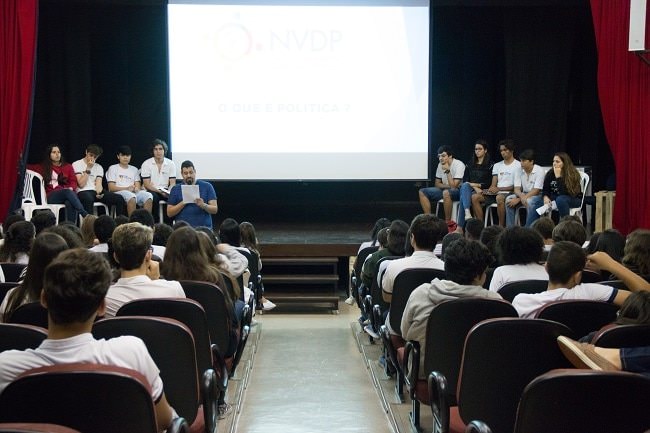 Encontro do Núcleo Vieirense de Discussões Políticas reúne alunos de diversas séries