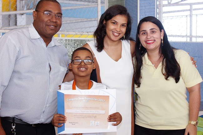Estudantes vieirenses recebem medalhas da olimpíada Canguru de Matemática