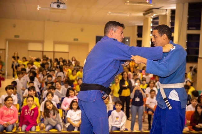 Alunos do 3º ano EF realizam entrevista em inglês com paratleta de jiu-jitsu