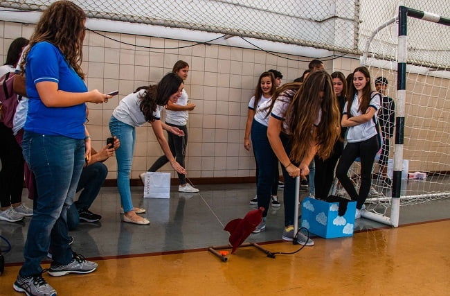 1ª série EM coloca em prática conhecimentos de Matemática e Física para lançar foguetes