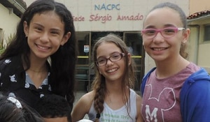 Alunas do Vieira usam cachorrinhos para ajudar crianças com deficiência