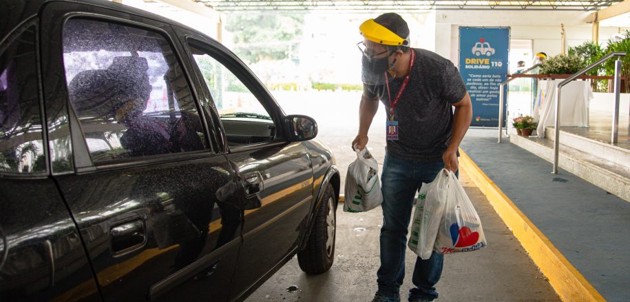 Mesmo com chuva, comunidade participa da segunda edição do Drive-thru Solidário
