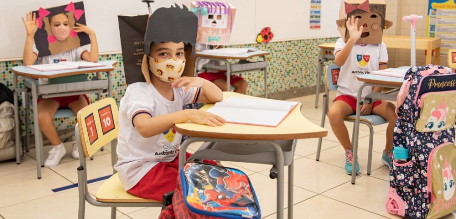 “A Menina da Cabeça Quadrada” empolga crianças também no ensino híbrido