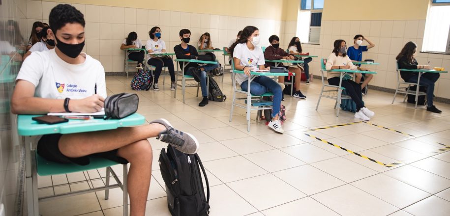 Após esforço para readaptação de espaços, Vieira oferece aulas diárias para todas as turmas