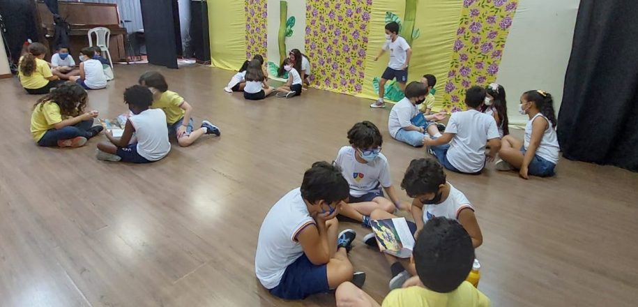 Universo das fábulas encanta crianças e facilita aprendizagem bilíngue