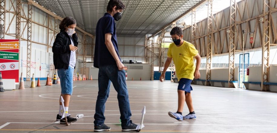 Lançamento de foguetes marca encerramento de projeto tecmaker no Vieira