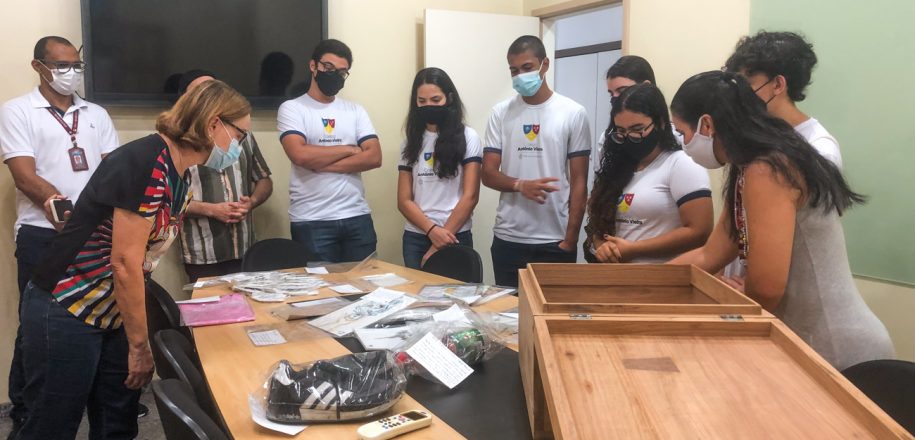 Estudantes fazem entrega de cápsula do tempo de contexto pandêmico para acervo do Vieira