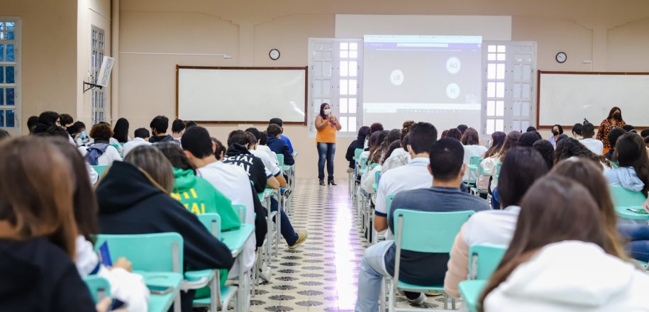 Equipe do Ensino Médio orienta estudantes sobre Itinerário de Ampliação do Conhecimento