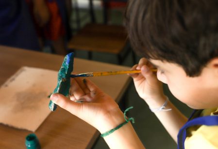 Modelagem em papel machê trabalha arte<br>e coordenação motora fina de crianças em fase de alfabetização