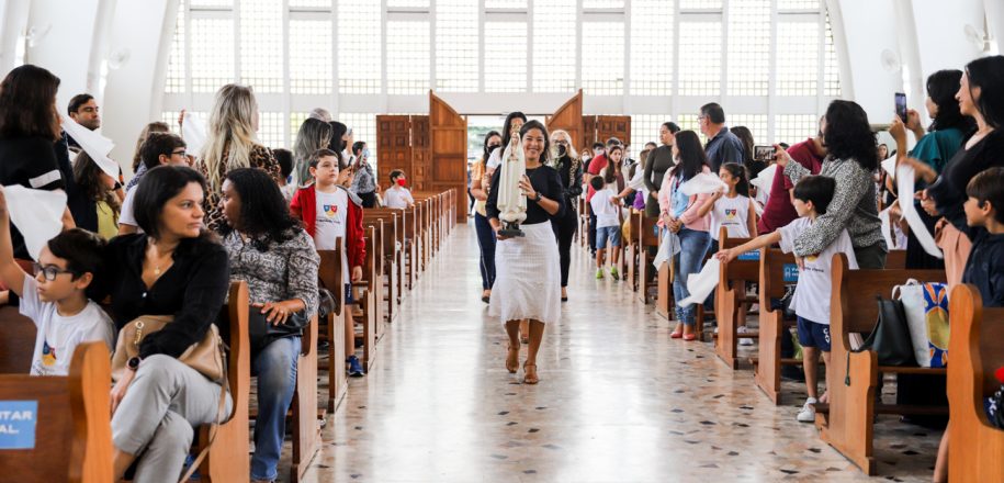 Missa das Mães e romarias promovem reencontro de alunos e famílias para celebrações no Santuário Nossa Senhora de Fátima