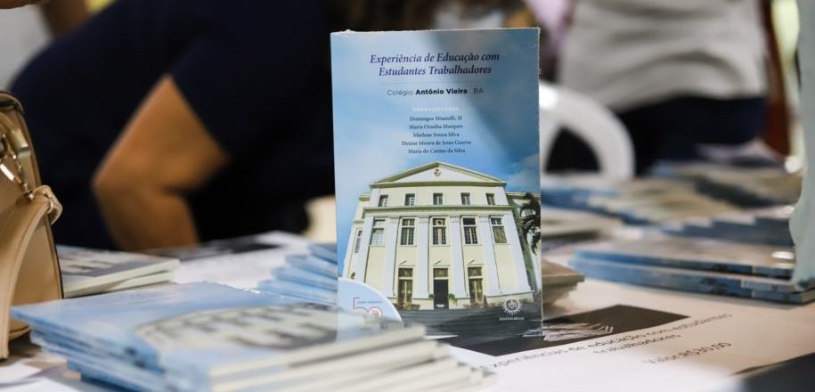 Clima de gratidão e memórias afetivas marca lançamento de livro sobre Ejacav e Suplecav