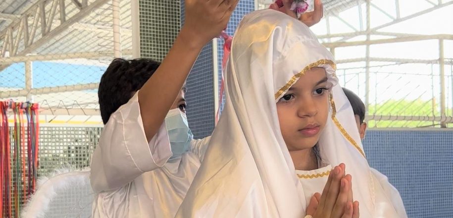 Estudantes participam de Coroação de Maria encerrando celebrações de maio