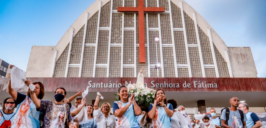 Procissão e entrada da imagem com luzes de vela para Missa Solene marcam Festa de N. Sra. de Fátima