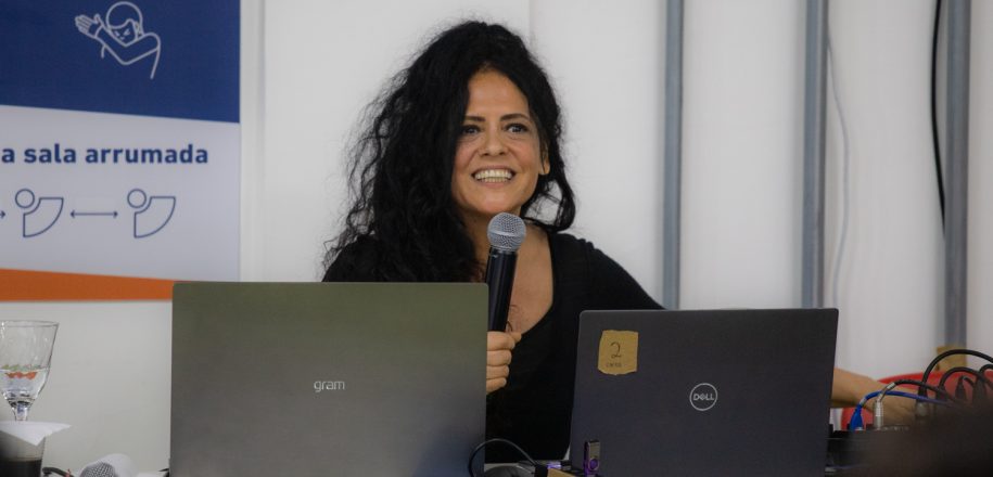 Paula Sibilia ministra  palestra para professores do Vieira em Programa de Formação Docente