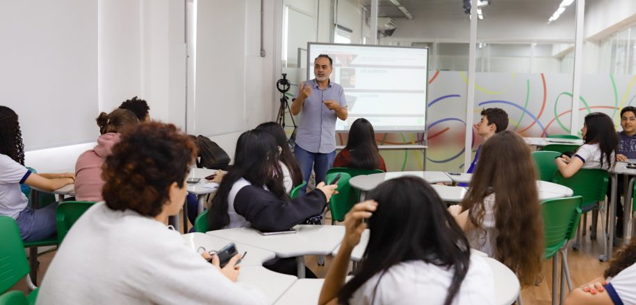 Vieira oferece opção a estudantes do Ensino Médio de aprender Espanhol como terceira língua
