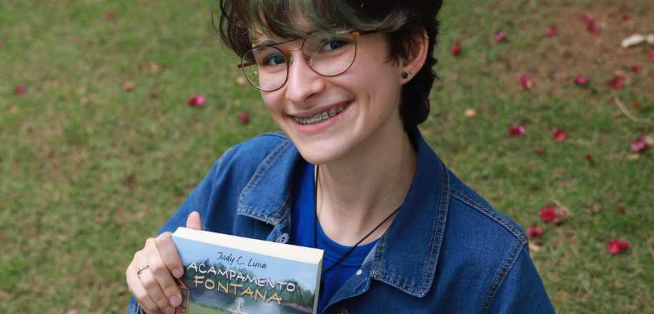 Aluna do Vieira, escritora Judy C. Lima lança livro para público adolescente
