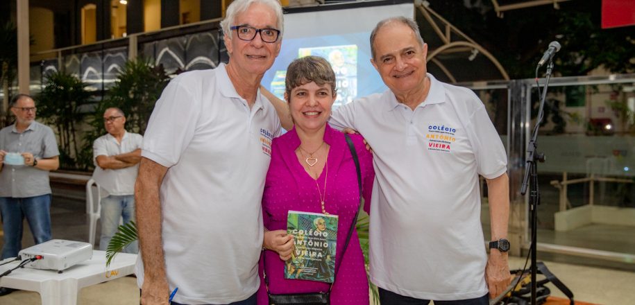 Emoções e muitas lembranças marcam lançamento do livro de crônicas de ex-alunos do Vieira