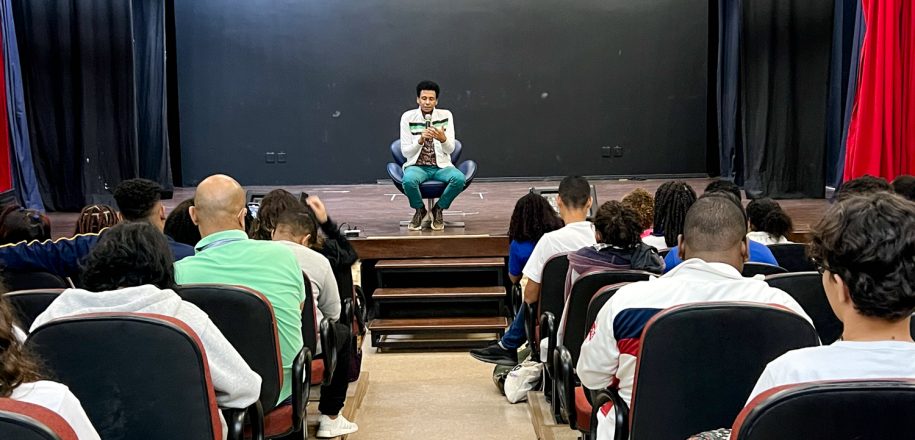 Estudantes do Ensino Médio Noturno do Vieira assistem filme e discutem temática do racismo com roteirista Aldri Anunciação