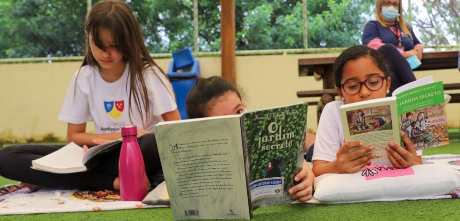 Leitura ao ar livre incentiva estudantes do 5º ano a migrar para literatura infantojuvenil