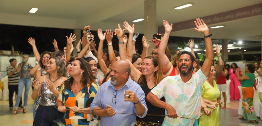 Vieira celebra Dia do Professor com descontração em ritmo de música baiana