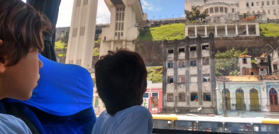 Crianças fazem visita por Salvador para consolidar aprendizagens sobre história e cultura