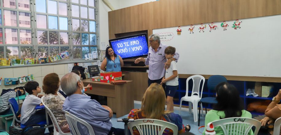 Crianças recebem no Vieirinha visita ilustre dos avós e da escritora Regina Luz