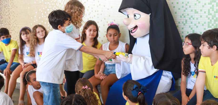 Crianças do 2º ano EF do Vieira entregam donativos para Obras Sociais de Irmã Dulce