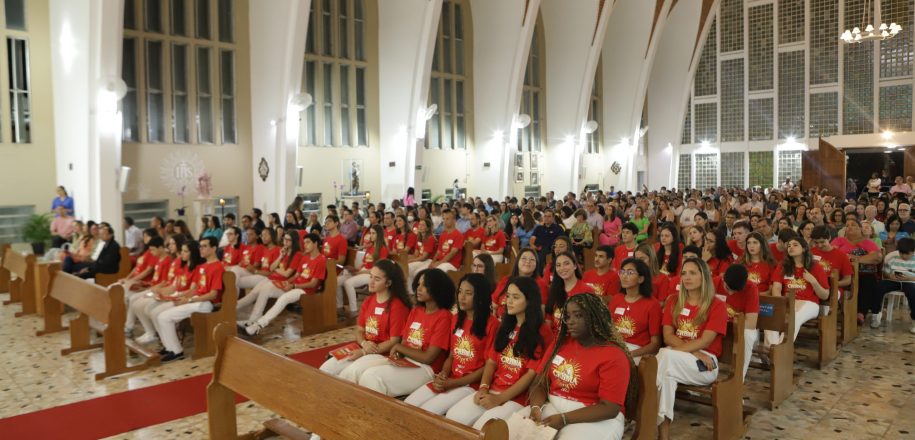Em celebração no Santuário, 48 estudantes e outros integrantes da comunidade vieirense recebem sacramento da Crisma