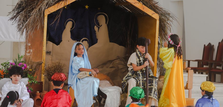 Crianças celebram proximidade do Natal com missa e presépio vivo no santuário do Vieira