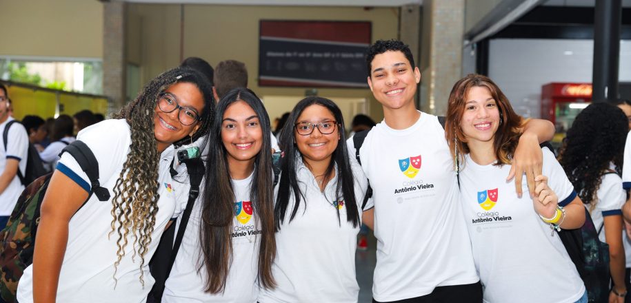 Confraternização e expectativa marcam volta às aulas do Ensino Médio do Vieira