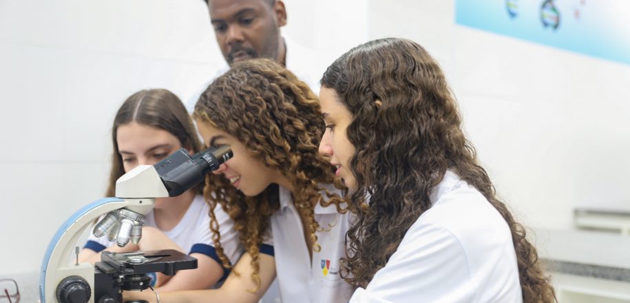 Iniciação Científica é um dos diferenciais do Ensino Fundamental 2 e Médio do Vieira