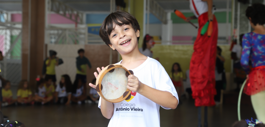 Estudantes dão show de alegria e talento no aniversário de 112 anos do Vieira