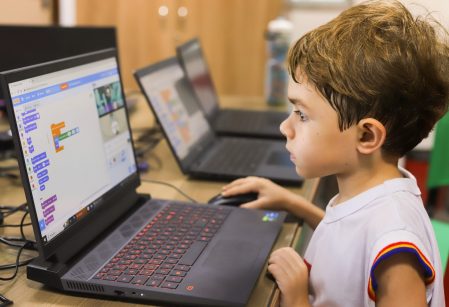 Crianças aprendem a programar e criar jogos virtuais nas aulas da Roboticav​