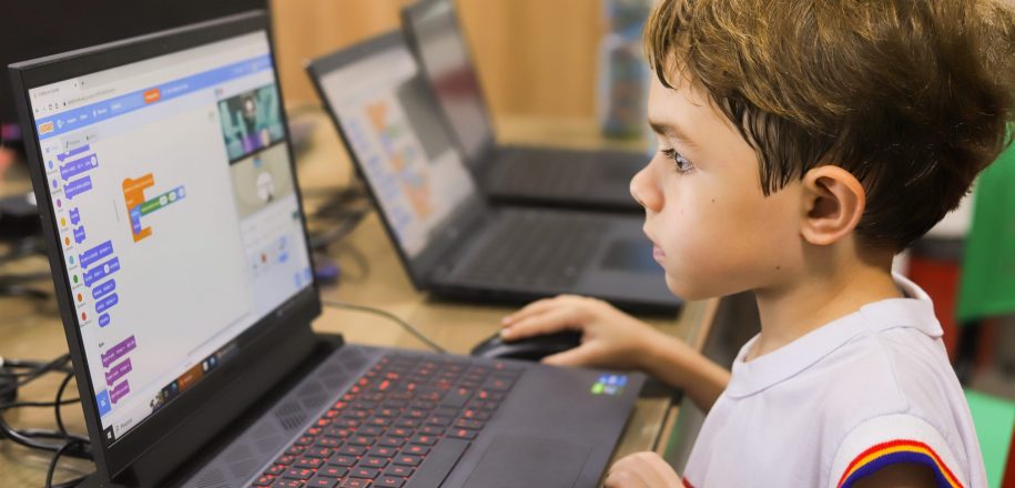 Crianças aprendem a programar e criar jogos virtuais nas aulas da Roboticav​