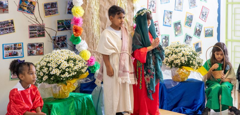 Crianças do Vieirinha encenam Coroação de Maria e homenageiam Nossa Senhora de Guadalupe