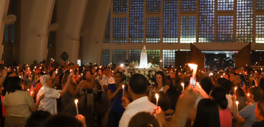 Fiéis lotam santuário do Vieira no Dia de Nossa Senhora de Fátima