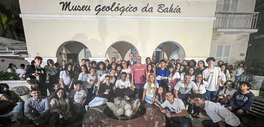 Estudantes do Vieira têm aula de campo nos museus Geológico da Bahia e Carlos Costa Pinto