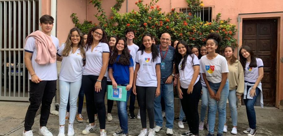 Estudantes do Voluntariado do Vieira realizam visitas e doações para instituições filantrópicas
