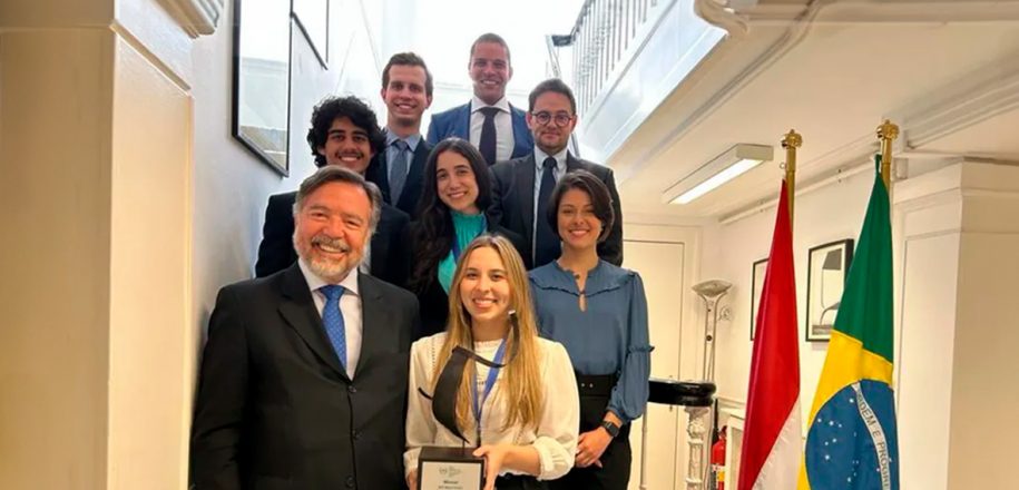 Equipe com três ex-alunos do Vieira vence competição internacional de Direito Penal em Haia