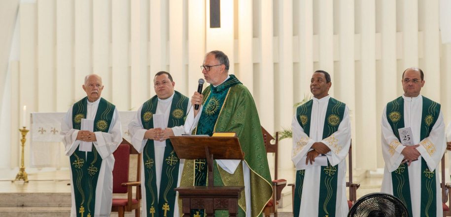 Assistente espiritual do Vieira, padre Emmanuel Araújo completa 25 anos de sacerdócio