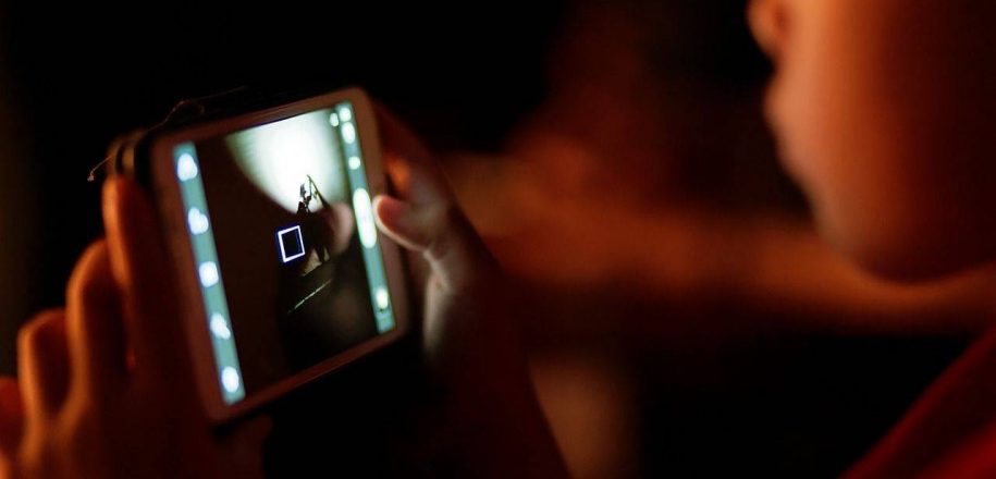 União família e escola: crianças precisam de orientação diante de riscos como cyberbullying