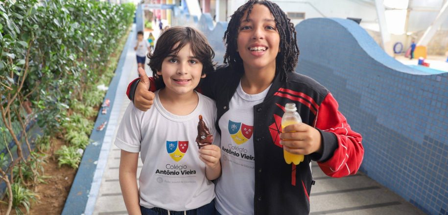 Dia do Estudante é comemorado no Vieira com grupo musical e distribuição de picolé