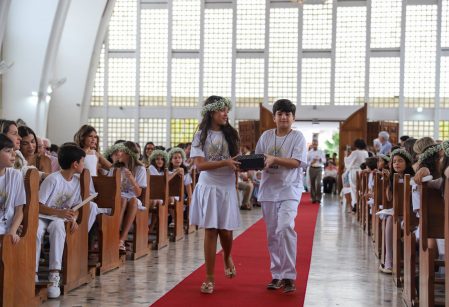 Crianças e adolescentes do Vieira podem realizar os três sacramentos da iniciação cristã​