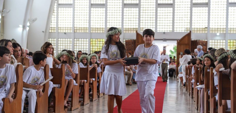 Crianças e adolescentes do Vieira podem realizar os três sacramentos da iniciação cristã