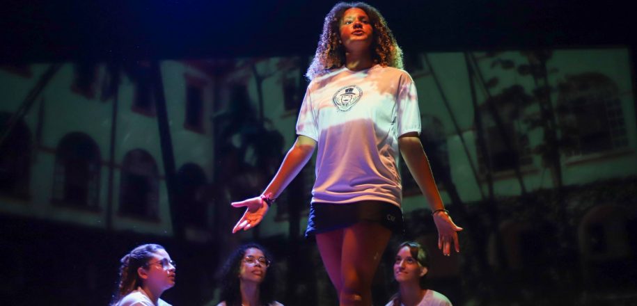 Estudantes apresentam musical ‘O Mar que nos abraça’, inspirado na obra de Marcus Vinícius Rodrigues