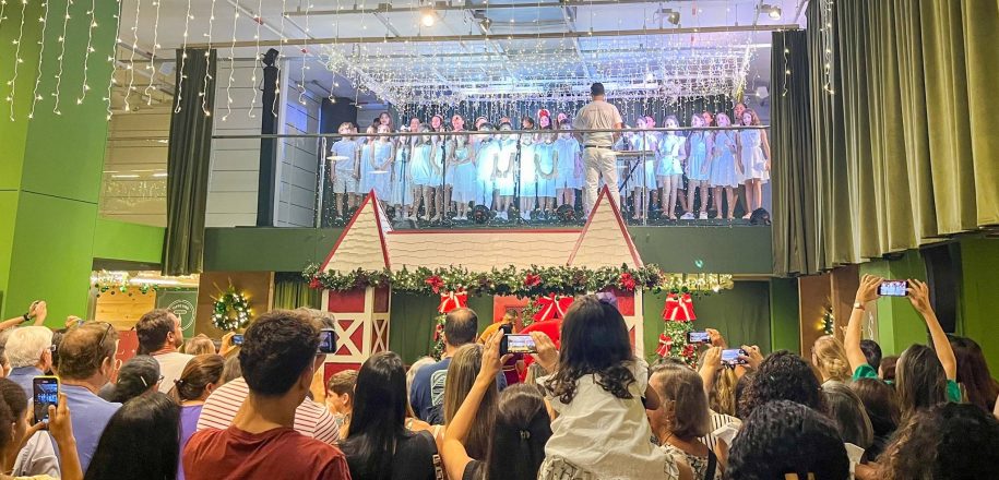 Coral do Vieira faz apresentação em shopping