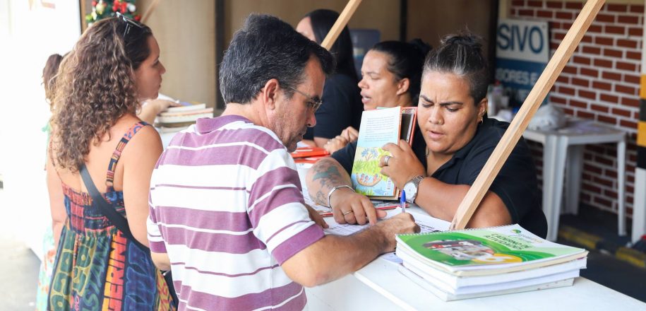 Famílias aderem ao Projeto Troca de Livros da APM